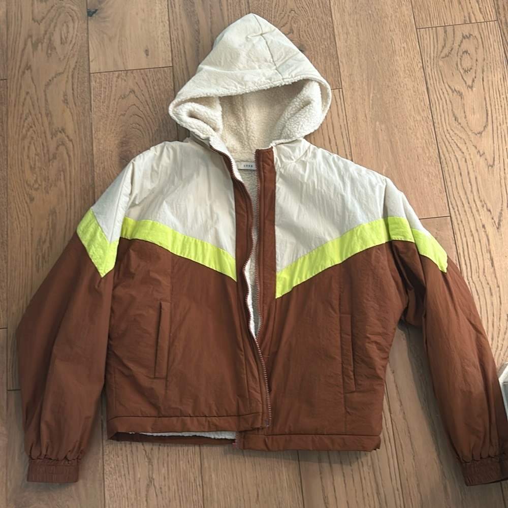 Cute puffer jacket! only worn once!! perfect touch to an outfit!
